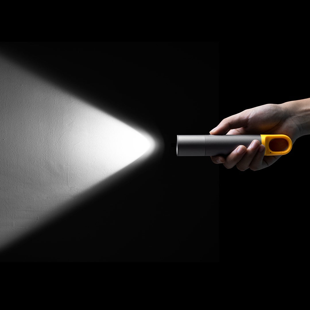 High-Lumen Stepless Zoom Outdoor Flashlight